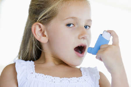 MON086075_dziewczynka_astma_inhalator_inhalacje_ojoimages_cr