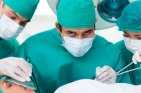 ex_m3_surgery-9_mezczyzna_kobieta_lekarz_doktor_pielengniarka_operacja_ojoimages_cr