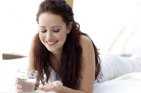 f10_sf_bedrm_ss_onbelly_pills_carolyn-0740_kobieta_tabletki_usmiech_ojoimages_cr