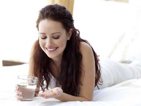 f10_sf_bedrm_ss_onbelly_pills_carolyn-0740_kobieta_tabletki_usmiech_ojoimages_cr