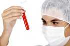 mar06799_kobieta_laboratorium_badanie_krew_ojoimages_cr