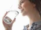 Picie wody i napojów dietetycznych prowadzi do umiarkowanej utraty masy ciała