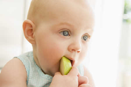 Dziecko jedzące jabłko