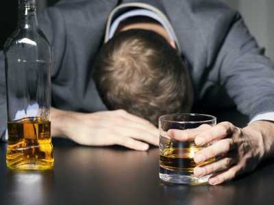 Alkoholizm – definicja, objawy, leczenie