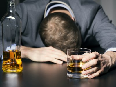 Alkoholizm – definicja, objawy, leczenie