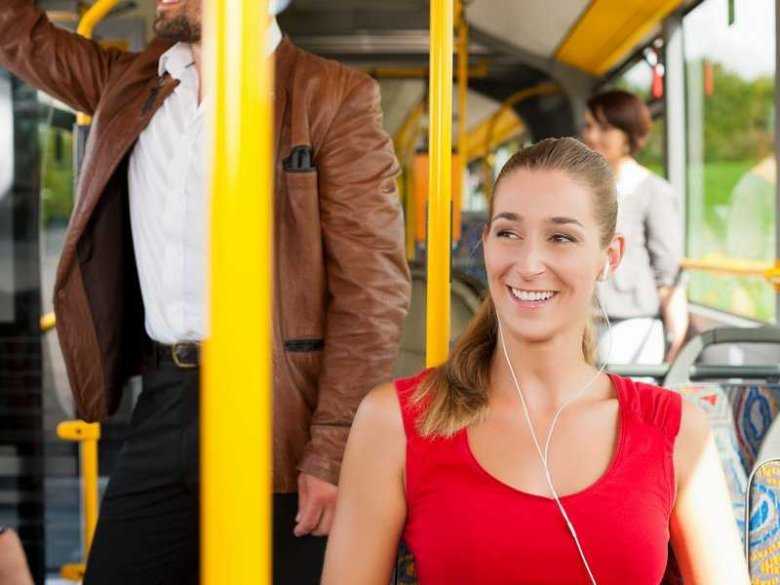 Kobieta podróżująca komunikacją miejską
