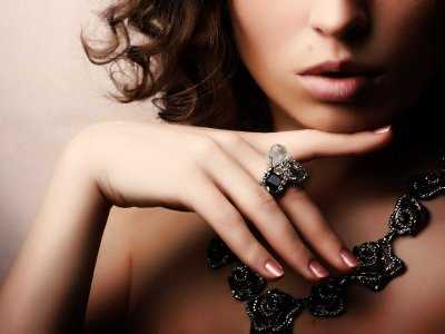Czarne ślady po noszeniu biżuterii - czy to alergia?