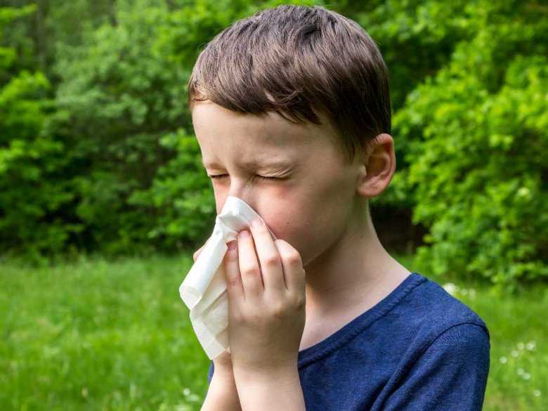 Chłopiec z alergicznym nieżytem nosa