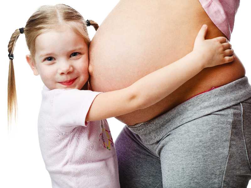 Dziewczynka oczekująca przyjścia na świat rodzeństwa
