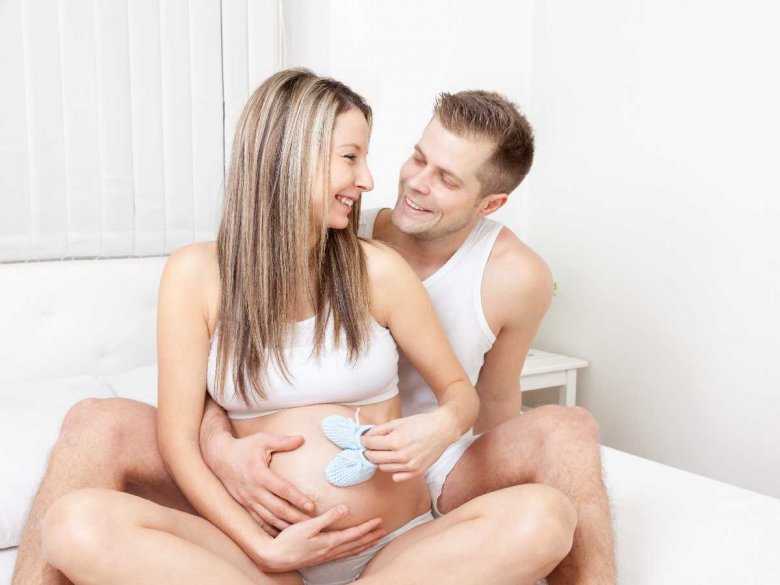 Para ciesząca się ciążą