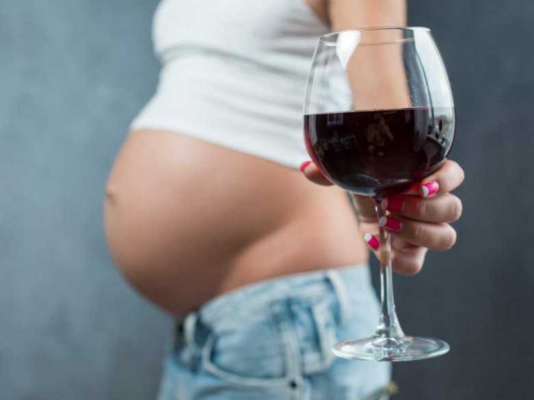 Kobieta w ciąży pijąca alkohol
