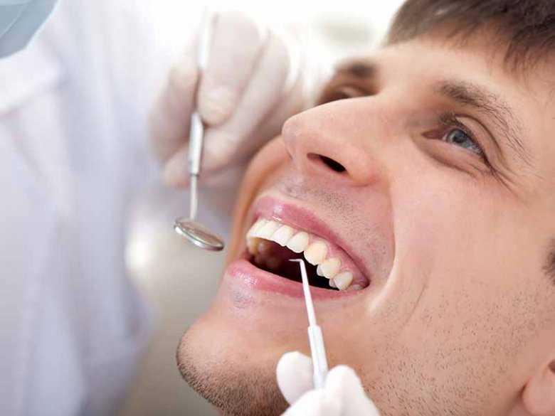 Dentysta w swoim gabinecie