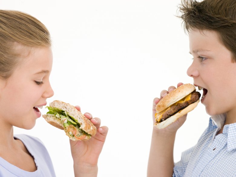 Jedzenie fast foodów przez dzieci