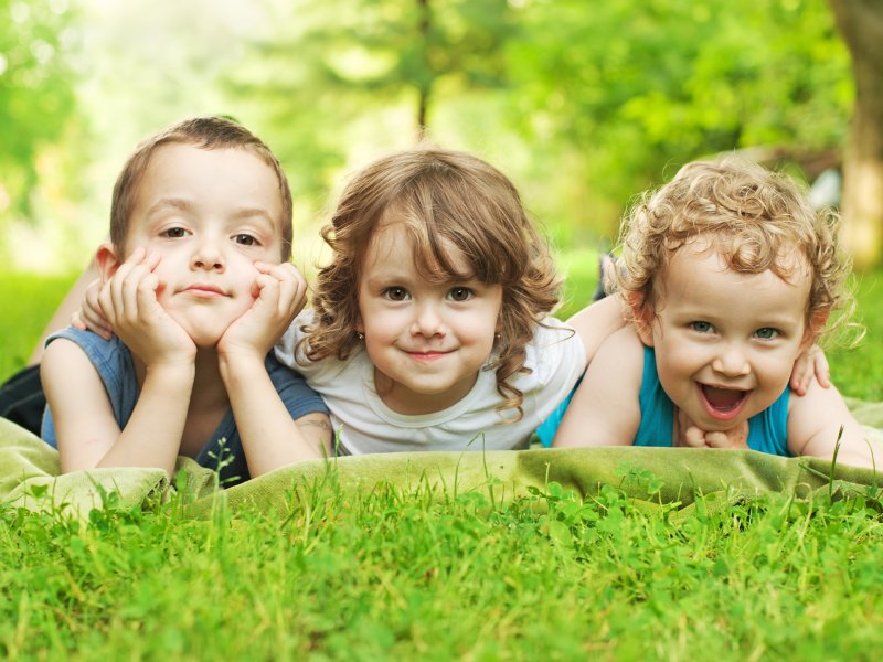 Dzieci bawiące się poza domem