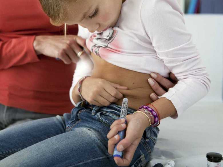 Dziecko podające sobie insulinę