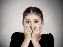 Przestraszona dziewczynka