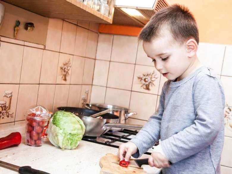 Dziecko przygotowujące sobie posiłek w kuchni