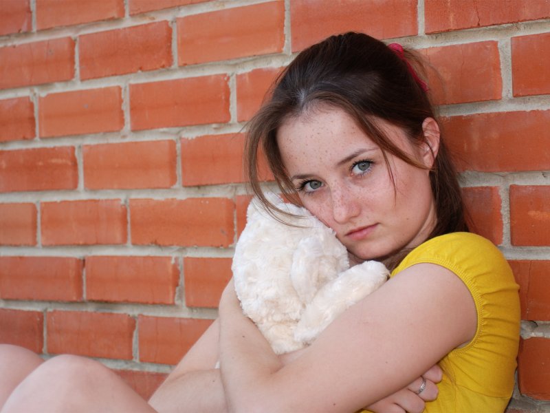 Matka przytulająca niemowlę