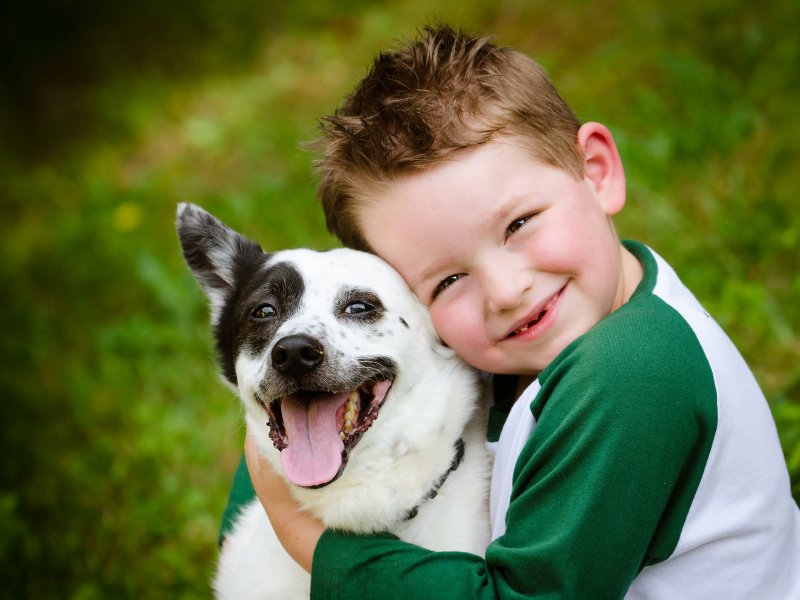 Dziecko z psem