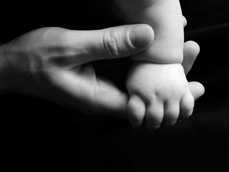 Ręka dziecka i rodzica