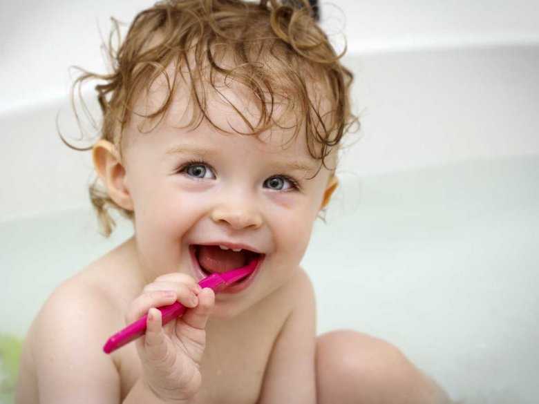 Dziecko myjące zęby