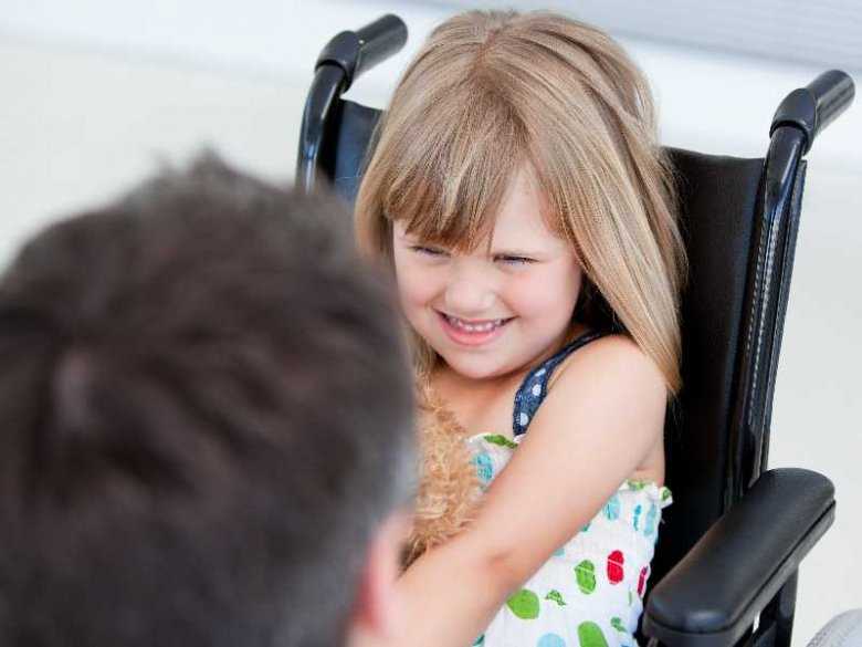 Dziewczynka na wózku inwalidzkim