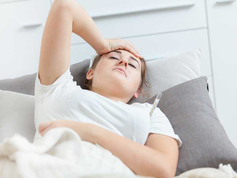 Przeziębiona kobieta, kobieta chorująca na grypę