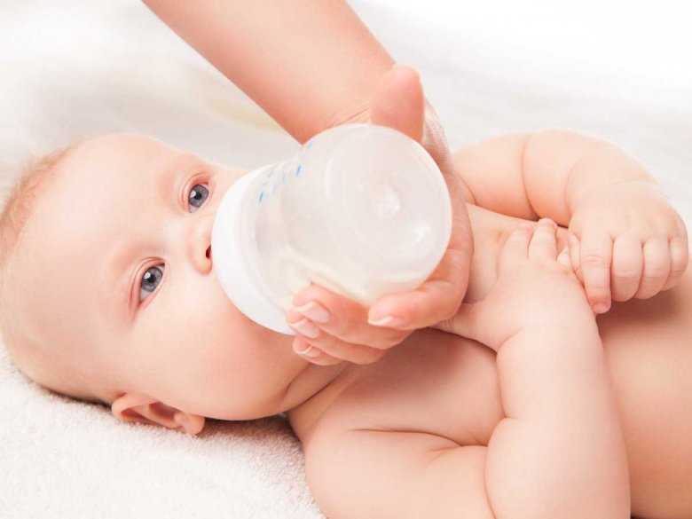 Karmienie dziecka mlekiem z butelki