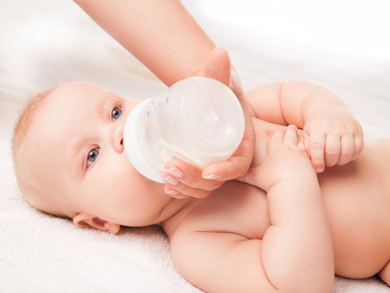 Karmienie dziecka mlekiem z butelki