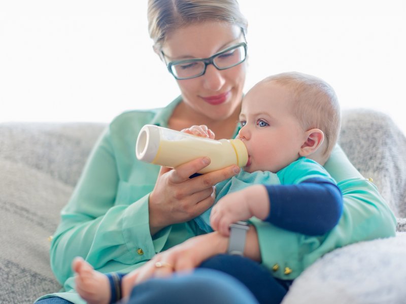 Karmienie dziecka butelką z mlekiem
