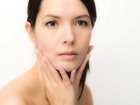 Obrzęk twarzy: przyczyną może być alergia, ale i zaburzenia hormonalne