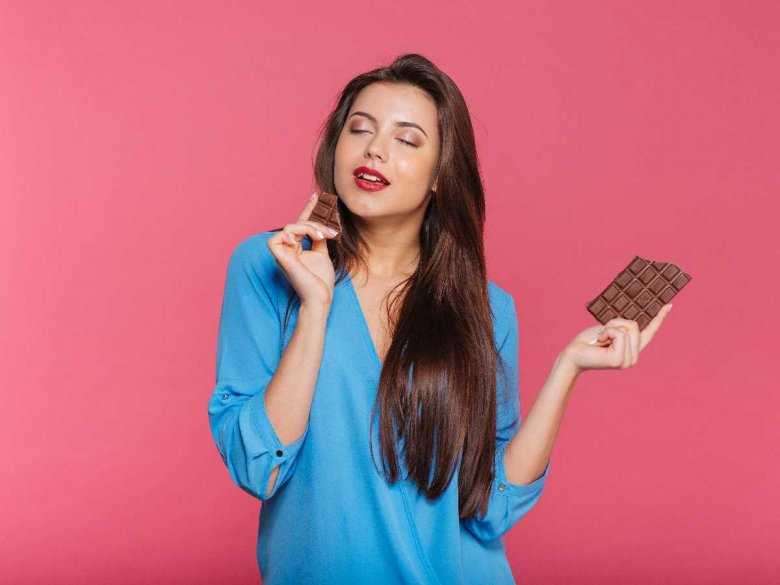 Kobieta spożywająca czekoladę