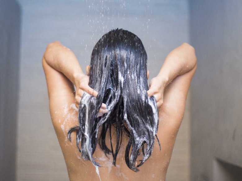 Pielegnacja włosów, mycie szamponem