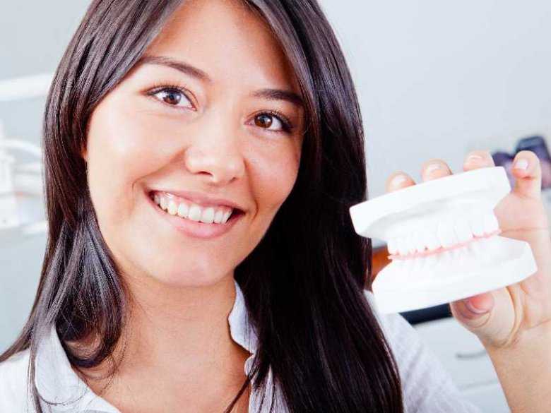 Kobieta dbająca o pielęgnację protez zębowych