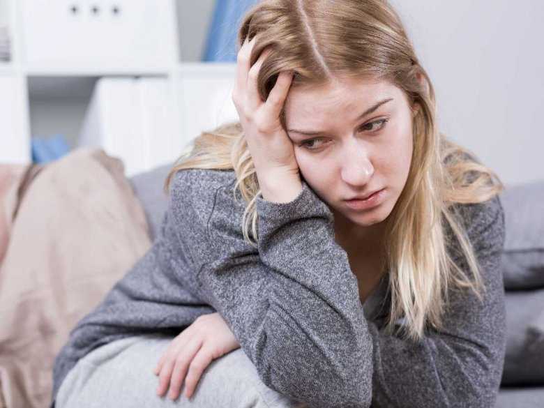 Kobieta cierpiąca z powodu migren