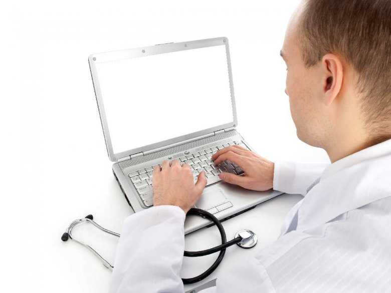 Lekarz z laptopem