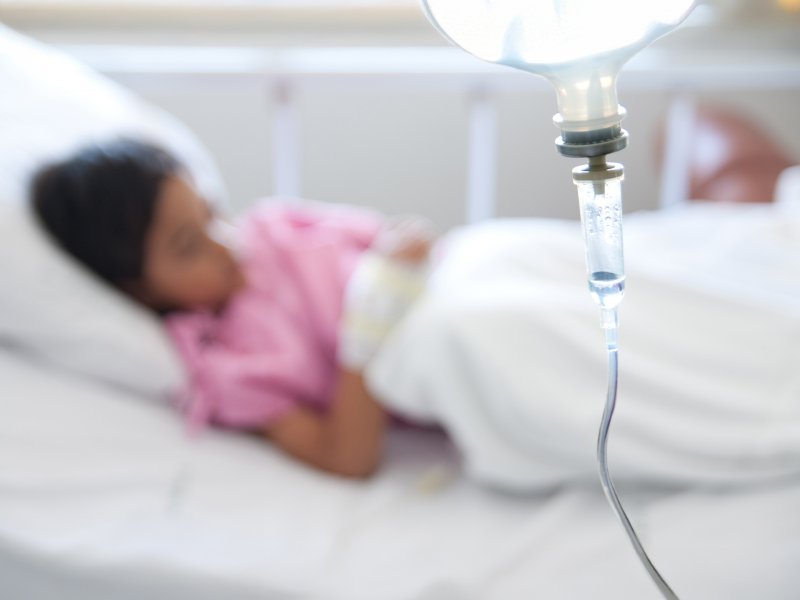 Dziecko w szpitalu pod kroplówką