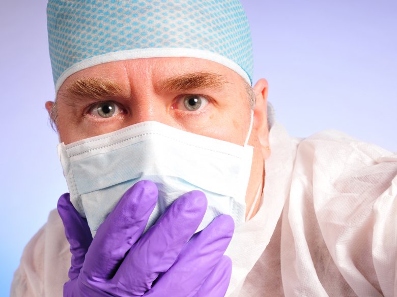 Chirurg operujący w czasie pandemii