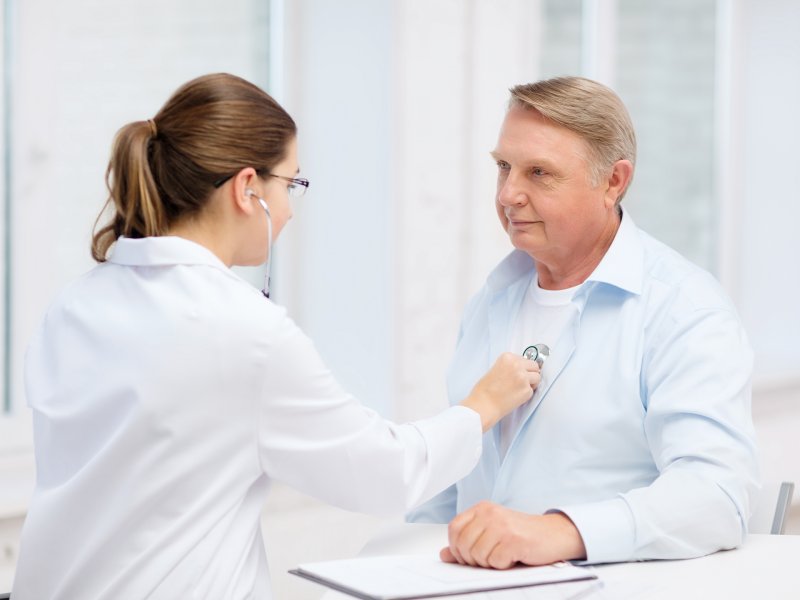 Osłuchiwanie mężczyzny w gabinecie POZ