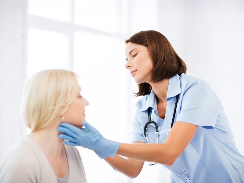 Lekarka badająca węzły chłonne u pacjentki