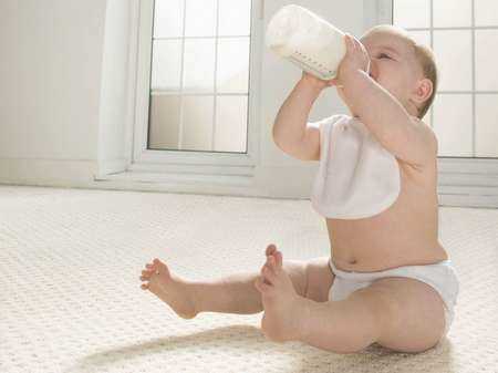 Dziecko pijące mleko z butelki