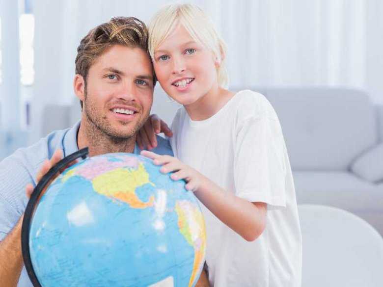 Tata uczacy dziecko geografii