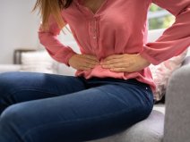 Dlaczego moja krew menstruacyjna jest ciemna, miesiączka, ciemna krew miesiączkowa, ciemna krew menstruacyjna