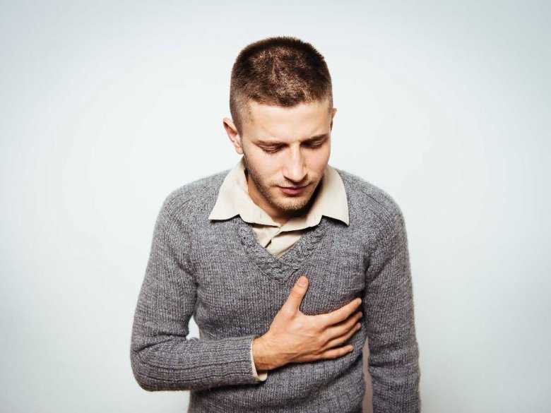 Młody mężczyzna odczuwający ból w klatce piersiowej