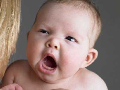 Jak orientacyjnie sprawdzić słuch u noworodka i niemowlęcia?