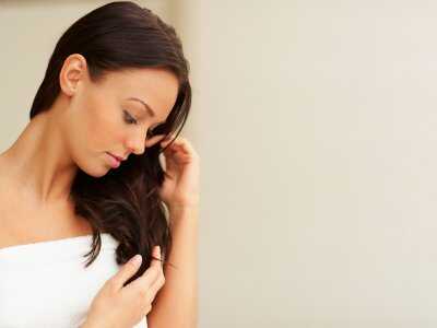 Zjadanie włosów (trichofagia)-definicja, objawy i przyczyny zjadania włosów