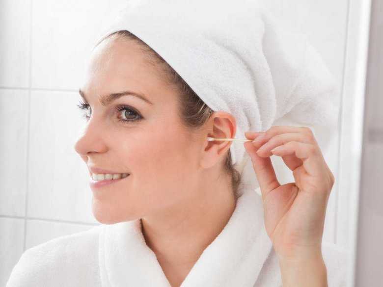 Kobieta dbająca o higienę uszu