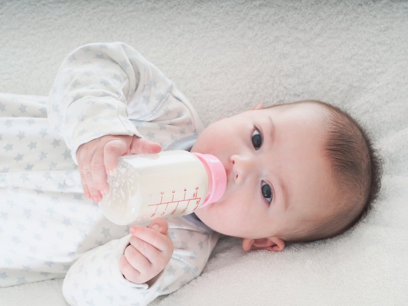 Niemowlę pijące mleko