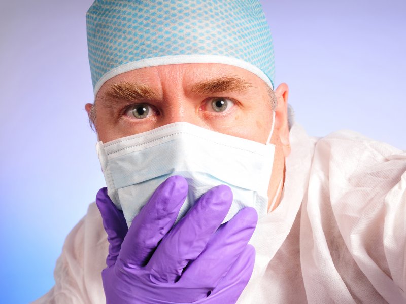 Chirurg operujący w czasie pandemii