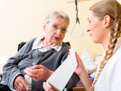 Czy opieka nad seniorem musi być poświęceniem?